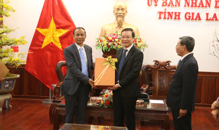 Bí thư Tỉnh ủy, Tỉnh trưởng tỉnh Stung Treng Svai Sòm Iêng (bìa trái) tặng quà và chúc Tết lãnh đạo UBND tỉnh Gia Lai. Ảnh: Quang Tấn Bí thư Tỉnh ủy, Tỉnh trưởng tỉnh Stung Treng Svai Sòm Iêng (bìa trái) tặng quà và chúc Tết lãnh đạo UBND tỉnh Gia Lai. Ảnh: Quang Tấn