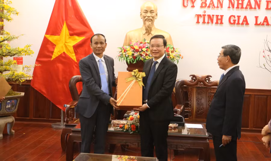 Bí thư Tỉnh ủy, Tỉnh trưởng tỉnh Stung Treng Svai Sòm Iêng (bìa trái) tặng quà và chúc Tết lãnh đạo UBND tỉnh Gia Lai. Ảnh: Quang Tấn