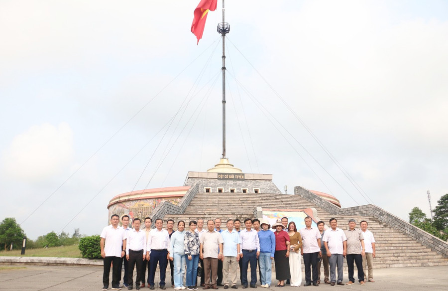 Đoàn cán bộ của tỉnh Gia Lai chụp hình lưu niệm tại Cột cờ giới tuyến.