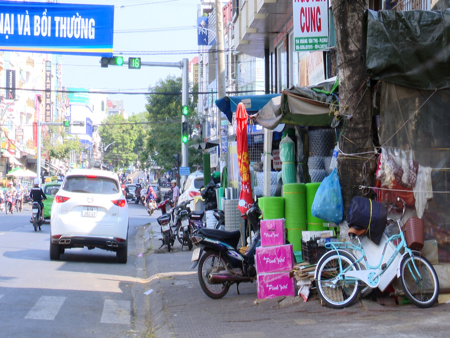 Vỉa hè đường Hoàng Văn Thụ từ lâu đã bị người dân lấn chiếm làm nơi kinh doanh, buôn bán. Ảnh: Quang Tấn