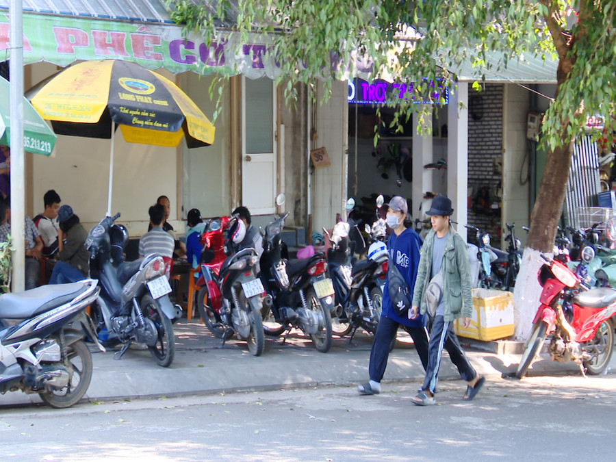 Vỉa hè đường Lê Hồng Phong cũng bị chiếm dụng, lối đi cho người đi bộ không còn. Ảnh: Quang Tấn