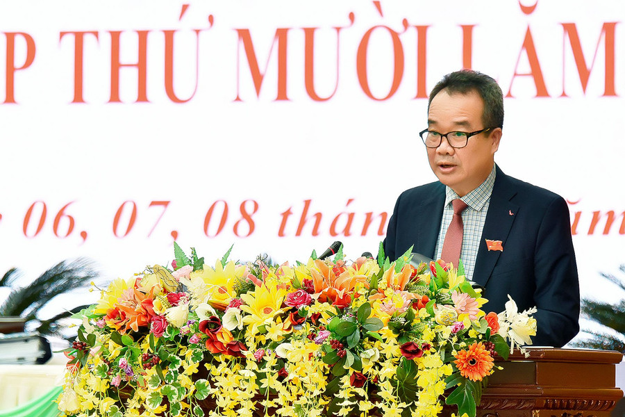 Giám đốc Sở Nông nghiệp và PTNT Lưu Trung Nghĩa thay mặt UBND tỉnh trình bày một số tờ trình do UBND tỉnh trình. Ảnh: Đức Thụy Giám đốc Sở Nông nghiệp và PTNT Lưu Trung Nghĩa thay mặt UBND tỉnh trình bày một số tờ trình do UBND tỉnh trình. Ảnh: Đức Thụy
