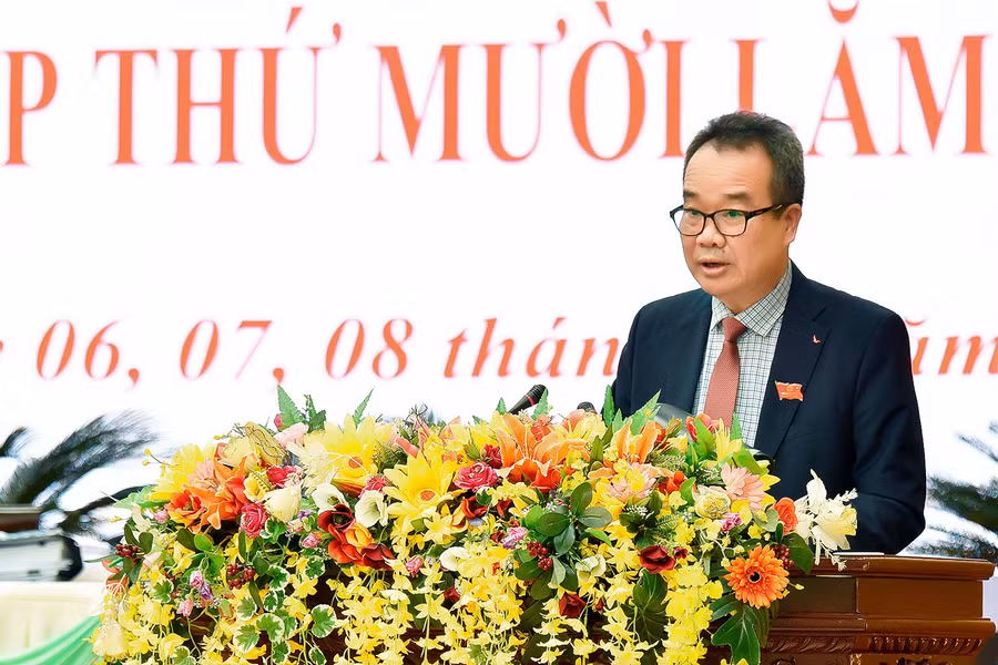 Giám đốc Sở Nông nghiệp và PTNT Lưu Trung Nghĩa thay mặt UBND tỉnh trình bày một số tờ trình do UBND tỉnh trình. Ảnh: Đức Thụy