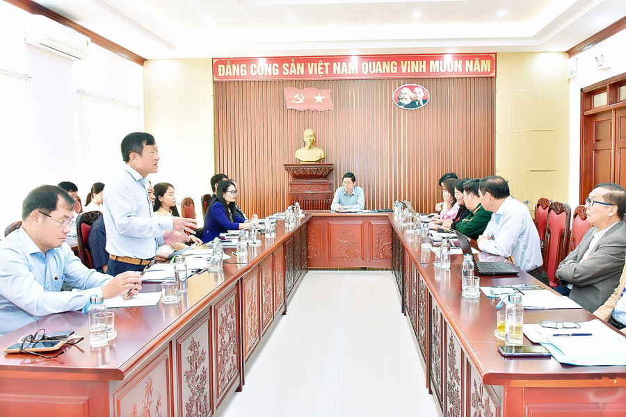 Các đại biểu chia thành 5 tổ tiến hành thảo luân tại tổ. Ảnh: Đức Thụy