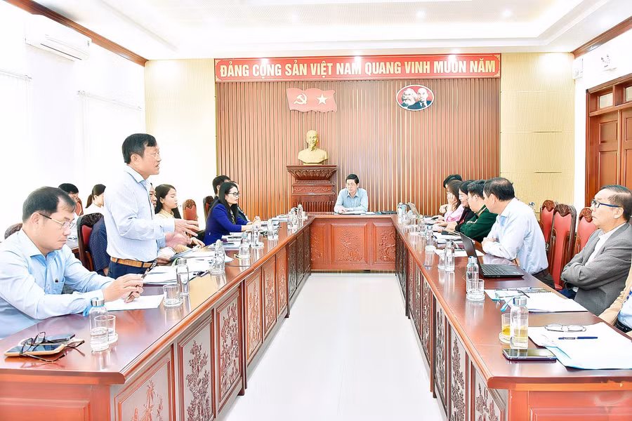 Các đại biểu chia thành 5 tổ tiến hành thảo luân tại tổ. Ảnh: Đức Thụy