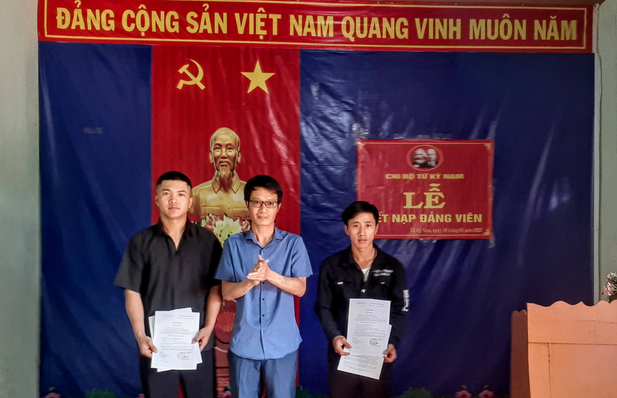 Bí thư chi bộ Lê Giáp Đạo trao Quyết định kết nạp Đảng cho 2 thanh niên ưu tú Lê Đức Tiến và Nguyễn Doãn Nhật. Ảnh: H.V Bí thư chi bộ Lê Giáp Đạo trao Quyết định kết nạp Đảng cho 2 thanh niên ưu tú Lê Đức Tiến và Nguyễn Doãn Nhật. Ảnh: H.V