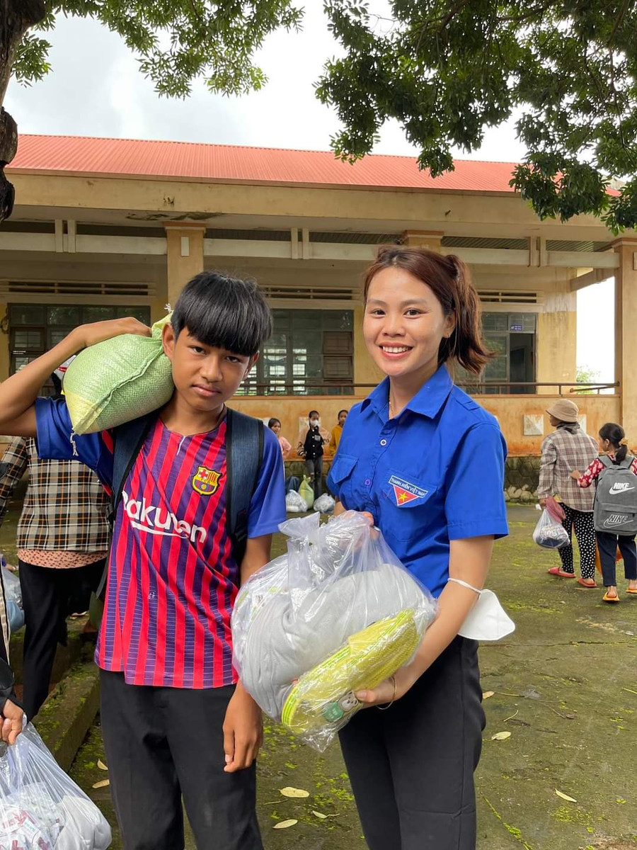 Các em học sinh phấn khởi khi được nhận món quà ý nghĩa từ Đoàn thiện nguyện và các Mạnh Thường Quân. Ảnh: H.P Các em học sinh phấn khởi khi được nhận món quà ý nghĩa từ Đoàn thiện nguyện và các Mạnh Thường Quân. Ảnh: H.P