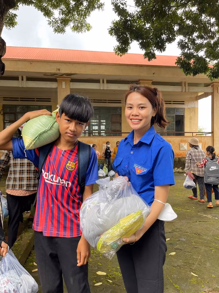 Các em học sinh phấn khởi khi được nhận món quà ý nghĩa từ Đoàn thiện nguyện và các Mạnh Thường Quân. Ảnh: H.P