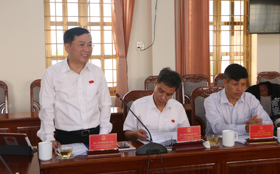 Đại biểu Lê Hoàng Anh-Ủy viên Thường trực Ủy ban Tài chính-Ngân sách của Quốc hội thẳng thắn chỉ ra những tồn tại hạn chế trong giải quyết TTHC về đất đai của thành phố. Ảnh: Quang Tấn Đại biểu Lê Hoàng Anh-Ủy viên Thường trực Ủy ban Tài chính-Ngân sách của Quốc hội thẳng thắn chỉ ra những tồn tại hạn chế trong giải quyết TTHC về đất đai của thành phố. Ảnh: Quang Tấn