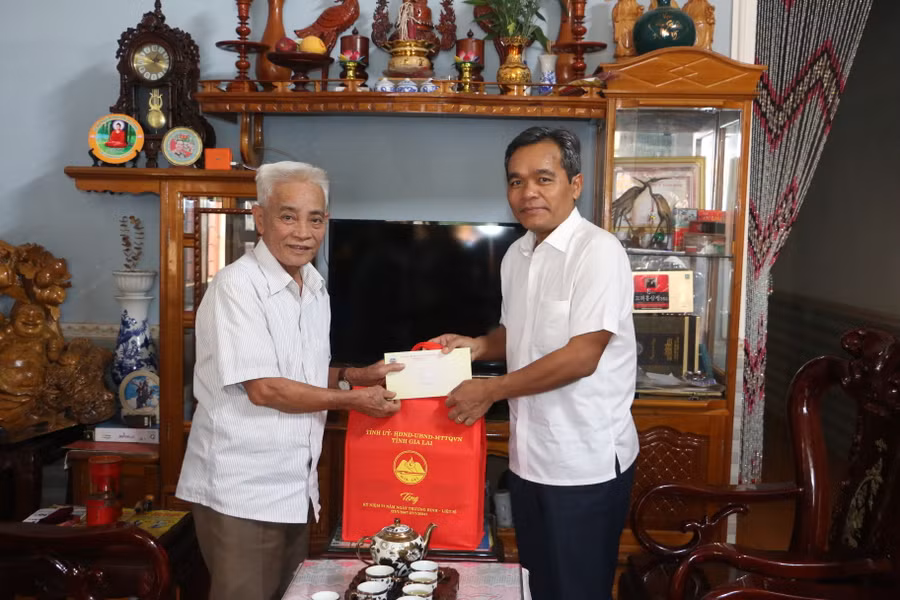 Bí thư Tỉnh ủy Hồ Văn Niên thăm, tặng quà ông Nguyễn Ngọc Ninh (tổ 2, thị trấn Kong Dơng, người nhiễm chất độc hóa học). Ảnh: Quang Tấn