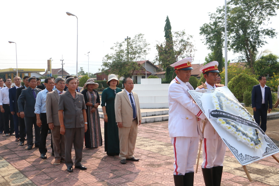 Phó Bí thư Thường trực Tỉnh ủy Châu Ngọc Tuấn và đoàn công tác đã đến dâng hoa, dâng hương tại Tượng đài Đoàn kết liên minh chiến đấu Lào-Việt ở trung tâm tỉnh Attapeu. Ảnh: Q.T Phó Bí thư Thường trực Tỉnh ủy Châu Ngọc Tuấn và đoàn công tác đã đến dâng hoa, dâng hương tại Tượng đài Đoàn kết liên minh chiến đấu Lào-Việt ở trung tâm tỉnh Attapeu. Ảnh: Q.T