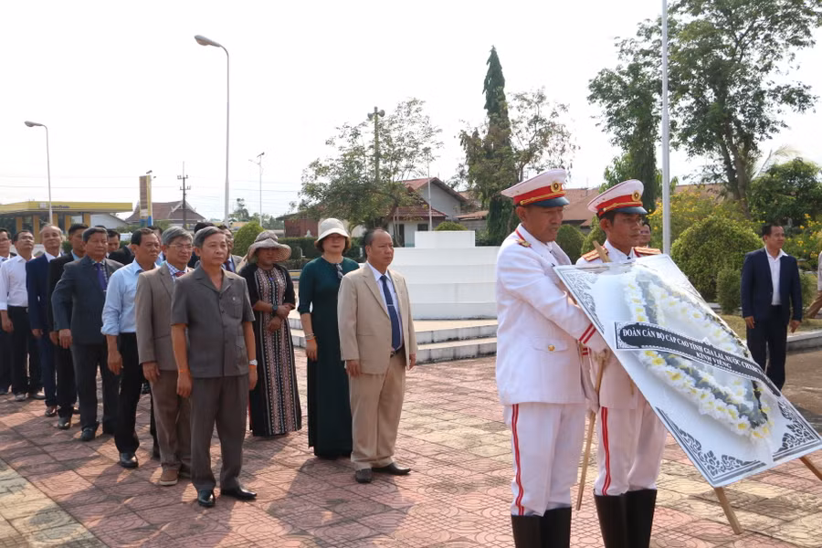 Phó Bí thư Thường trực Tỉnh ủy Châu Ngọc Tuấn và đoàn công tác đã đến dâng hoa, dâng hương tại Tượng đài Đoàn kết liên minh chiến đấu Lào-Việt ở trung tâm tỉnh Attapeu. Ảnh: Q.T