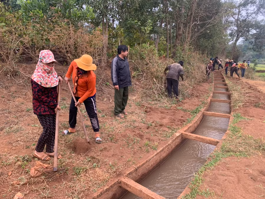 Gần 100 cán bộ, đảng viên và người dân xã Ia Dreng tham gia nạo vét kênh mương. Ảnh: Hà Chi Gần 100 cán bộ, đảng viên và người dân xã Ia Dreng tham gia nạo vét kênh mương. Ảnh: Hà Chi
