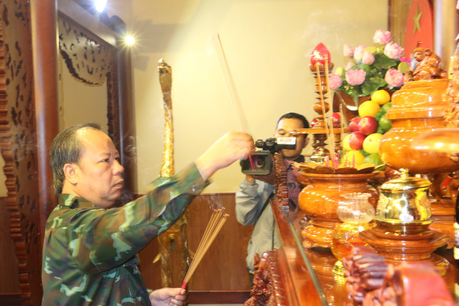 Phó Bí thư Thường trực Tỉnh ủy, Trưởng đoàn đại biểu Quốc hội tỉnh Châu Ngọc Tuấn dâng hương tại nơi thờ Bác. Ảnh: Quang Tấn Phó Bí thư Thường trực Tỉnh ủy, Trưởng đoàn đại biểu Quốc hội tỉnh Châu Ngọc Tuấn dâng hương tại nơi thờ Bác. Ảnh: Quang Tấn
