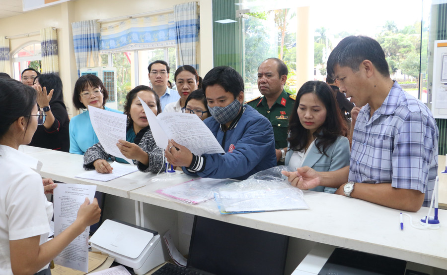 Đoàn đã đi khảo sát thực tế tại Bộ phận tiếp nhận và trả kết quả huyện Chư Păh. Ảnh: Quang Tấn