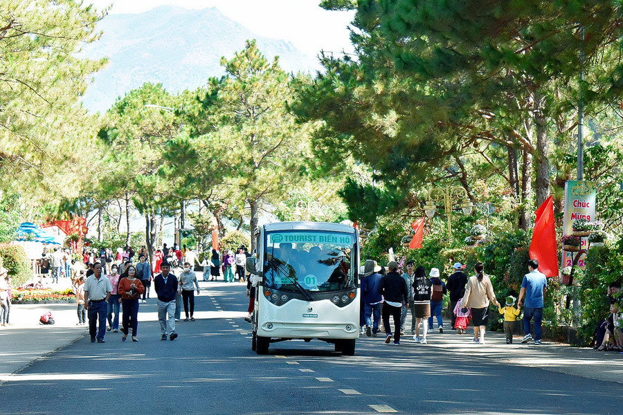 Di tích thắng cảnh Biển Hồ đông đúc người dân, du khách trong sáng mùng 2 Tết. Ảnh: Đức Thụy