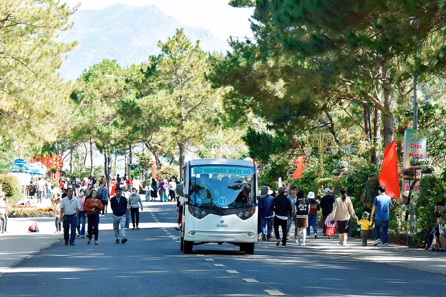 Di tích thắng cảnh Biển Hồ đông đúc người dân, du khách trong sáng mùng 2 Tết. Ảnh: Đức Thụy