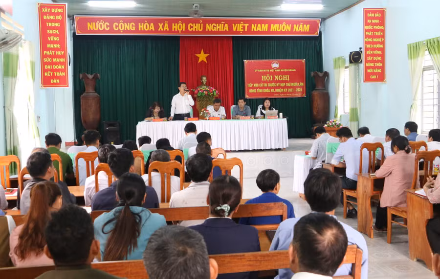 Quang cảnh buổi tiếp xúc cử tri tại xã Sơ Pai. Ảnh: Quang Tấn