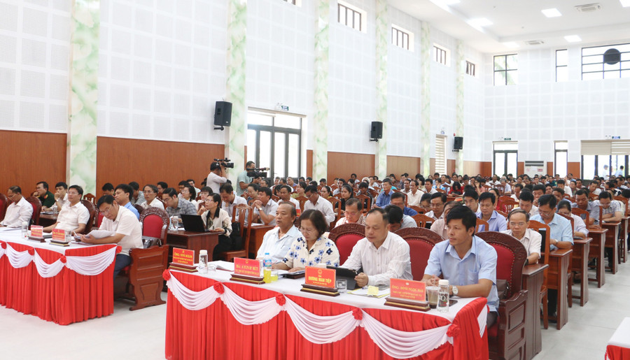 Các đại biểu lãnh đạo tỉnh và đông đảo cử tri huyện Krông Pa tham gia buổi tiếp xúc cử tri. Ảnh: Quang Tấn Các đại biểu lãnh đạo tỉnh và đông đảo cử tri huyện Krông Pa tham gia buổi tiếp xúc cử tri. Ảnh: Quang Tấn