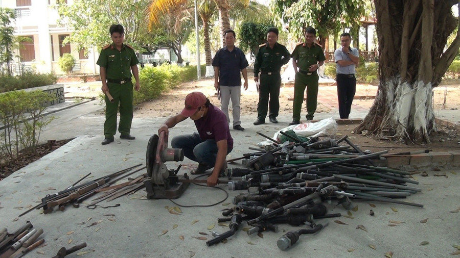 Lực lượng chức năng tiến hành tiêu hủy số vũ khí tự chế thu giữ được. Ảnh: Hoa Mai