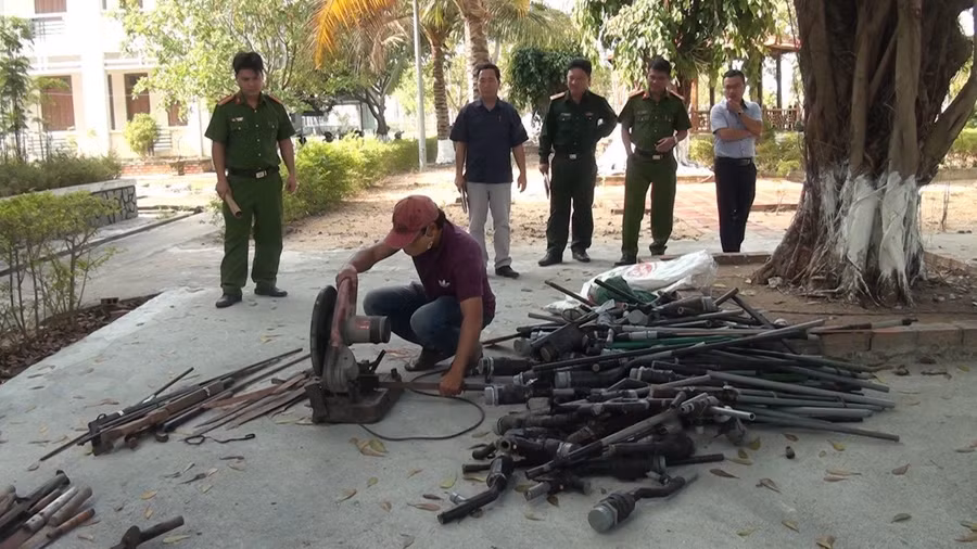 Lực lượng chức năng tiến hành tiêu hủy số vũ khí tự chế thu giữ được. Ảnh: Hoa Mai