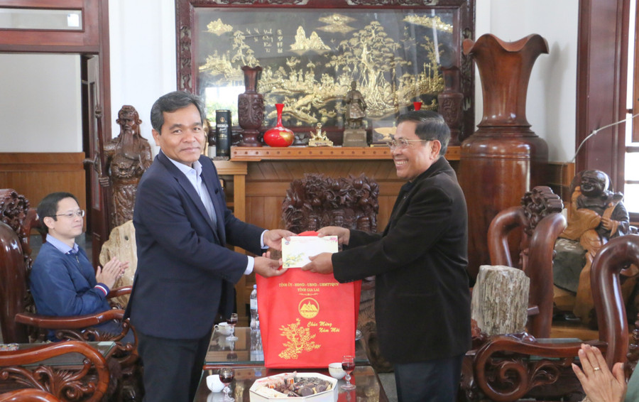 Bí thư Tỉnh ủy Hồ Văn Niên đến thăm, chúc Tết nguyên Bí thư Tỉnh ủy Hà Sơn Nhin và gia đình. Ảnh: Quang Tấn