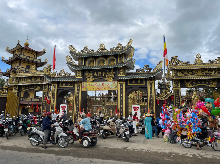 Chùa Bửu Tịnh (thị xã Ayun Pa) đông nghịt người vào ngày đầu năm mới. Ảnh: Vũ Chi