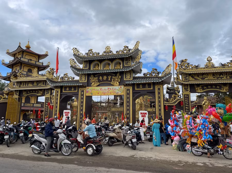 Chùa Bửu Tịnh (thị xã Ayun Pa) đông nghịt người vào ngày đầu năm mới. Ảnh: Vũ Chi