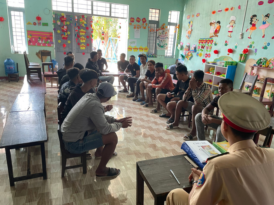 Phú Thiện phổ biến pháp luật an toàn giao thông cho tín đồ Tin lành ảnh 1 Phú Thiện phổ biến pháp luật an toàn giao thông cho tín đồ Tin lành ảnh 1