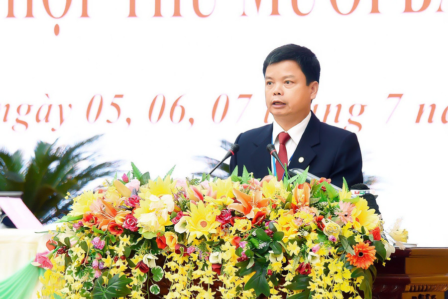 Phó Chủ tịch UBND tỉnh Nguyễn Hữu Quế báo cáo kết quả thực hiện nhiệm vụ 6 tháng đầu năm 2023. Ảnh: Đức Thụy