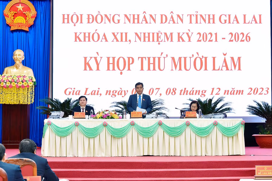 Bí thư Tỉnh ủy, Chủ tịch HĐND tỉnh Hồ Văn Niên phát biểu kết luận phiên thảo luận. Ảnh: Đức Thụy