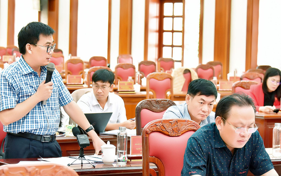 Ông Phạm Minh Trung-Giám đốc Sở Tài nguyên và Môi trường nêu giải pháp tháo gỡ điểm nghẽn về các dự án đầu tư chậm triển khai. Ảnh: Đức Thụy