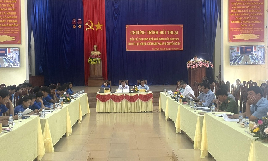 Quang cảnh buổi đối thoại. Ảnh: Hà Chi