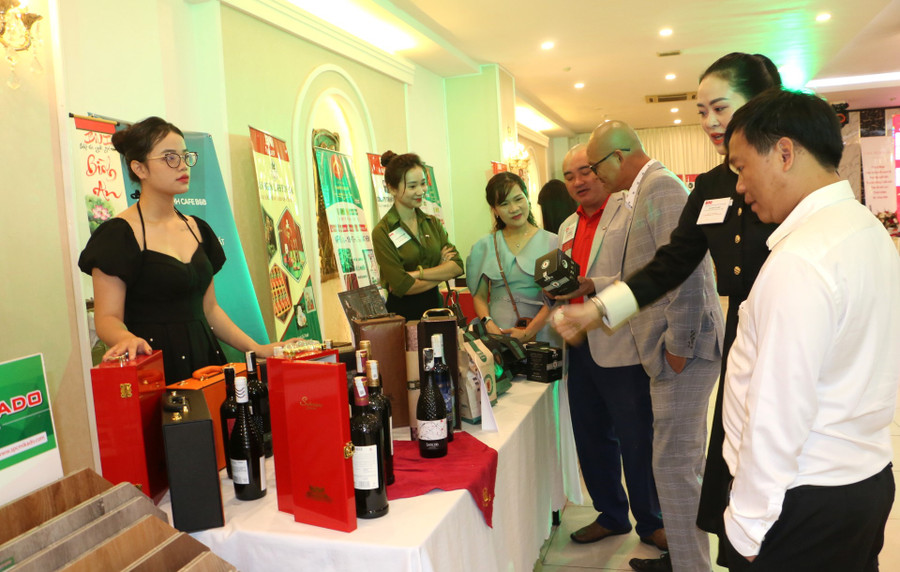 Tại sự kiện, có khoảng 20 gian hàng trưng bày sản phẩm của các doanh nghiệp. Ảnh: Quang Tấn