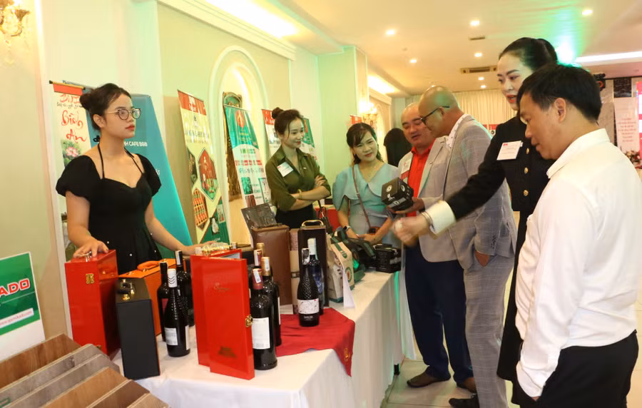 Tại sự kiện, có khoảng 20 gian hàng trưng bày sản phẩm của các doanh nghiệp. Ảnh: Quang Tấn