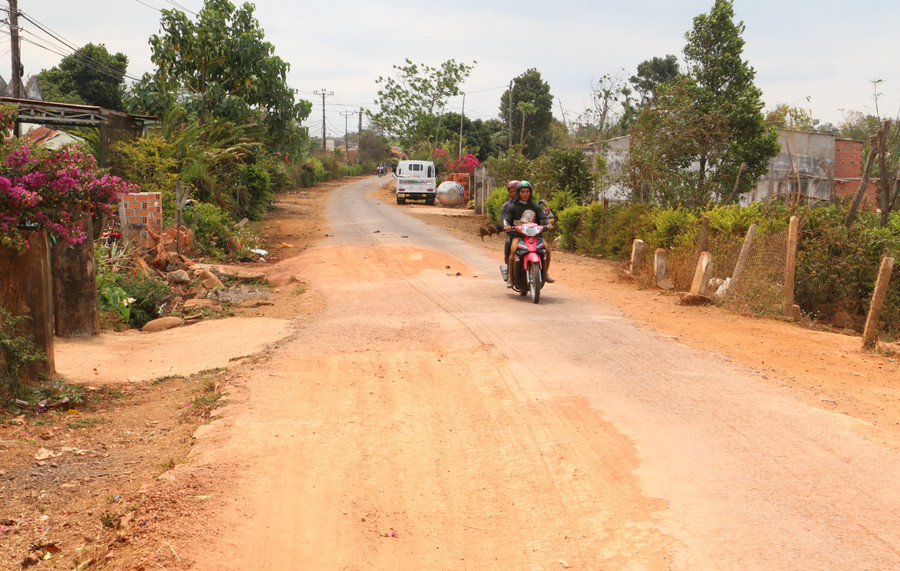 Để đảm bảo an toàn cho người dân, xã Ia Tiêm đã đổ đất cấp phối và huy động thanh niên lấp, vá một số ổ voi, ổ gà trên tuyến đường. Ảnh: Quang Tấn