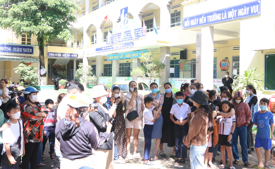Rất đông phụ huynh học sinh tụ tập tại Trường Tiểu học Cù Chính Lan. Ảnh: Quang Tấn Rất đông phụ huynh học sinh tụ tập tại Trường Tiểu học Cù Chính Lan. Ảnh: Quang Tấn
