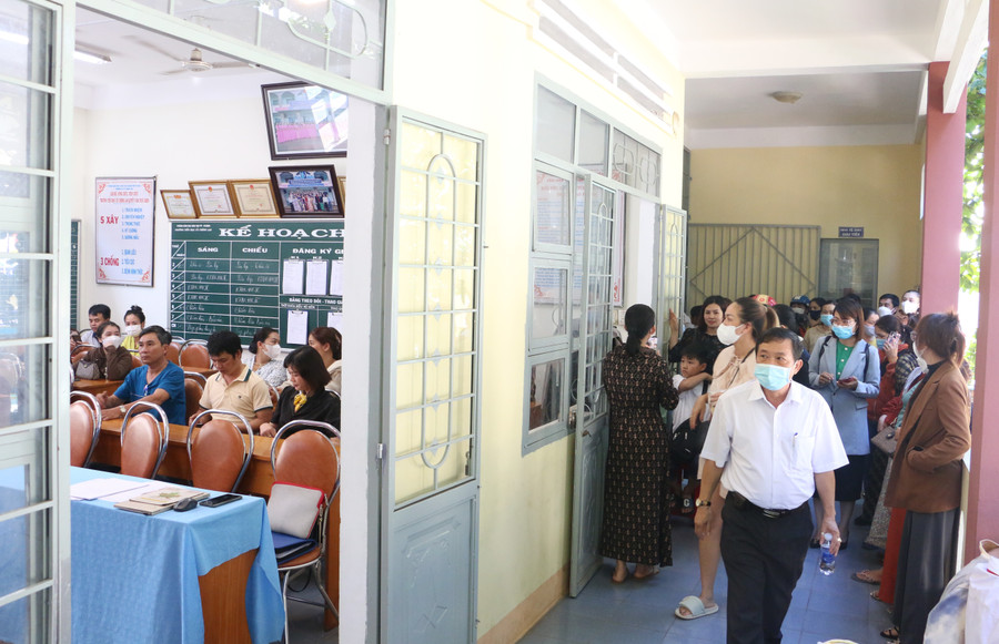 Rất đông phụ huynh học sinh tập trung tại Trường Tiểu học Cù Chính Lan để phản ánh, ý kiến với Đoàn công tác của Phòng GD-ĐT TP. Pleiku. Ảnh: Quang Tấn Rất đông phụ huynh học sinh tập trung tại Trường Tiểu học Cù Chính Lan để phản ánh, ý kiến với Đoàn công tác của Phòng GD-ĐT TP. Pleiku. Ảnh: Quang Tấn