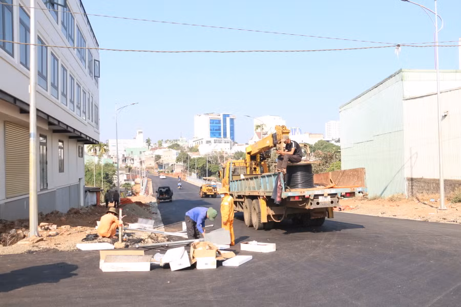 Các đơn vị liên quan khẩn trương hoàn thành các hạng mục trước Tết Nguyên đán 2024. Ảnh: Quang Tấn