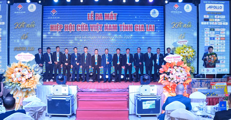 Ban Chấp hành Hiệp hội Cửa Việt Nam tỉnh Gia Lai ra mắt. Ảnh: Q.T Ban Chấp hành Hiệp hội Cửa Việt Nam tỉnh Gia Lai ra mắt. Ảnh: Q.T