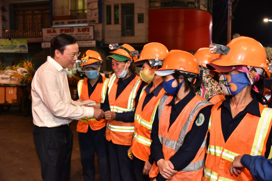 Chủ tịch UBND tỉnh Trương Hải Long tặng quà và chúc mừng năm mới các công nhân. Ảnh: Đức Thụy Chủ tịch UBND tỉnh Trương Hải Long tặng quà và chúc mừng năm mới các công nhân. Ảnh: Đức Thụy