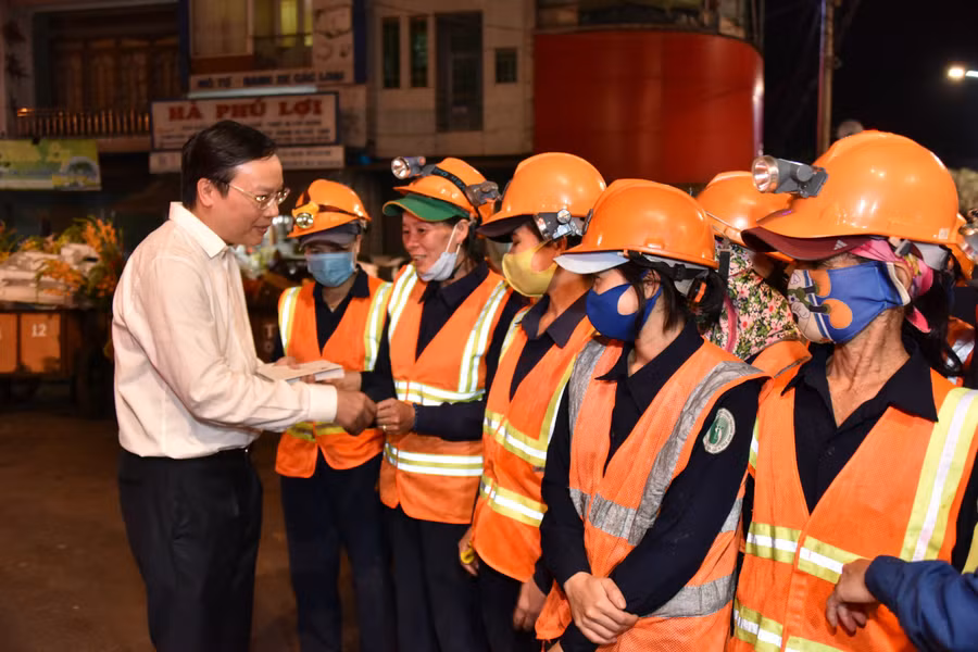 Chủ tịch UBND tỉnh Trương Hải Long tặng quà và chúc mừng năm mới các công nhân. Ảnh: Đức Thụy