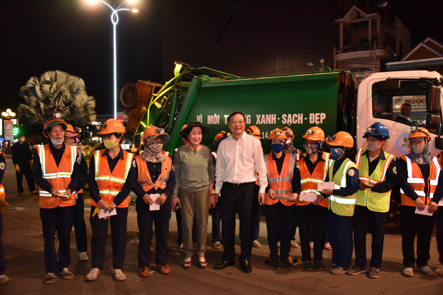 Chủ tịch UBND tỉnh chúc toàn thể cán bộ, công nhân, người lao động Công ty cổ phần Công trình Đô thị Gia Lai đón năm mới sức khỏe, hạnh phúc. Ảnh: Đức Thụy Chủ tịch UBND tỉnh chúc toàn thể cán bộ, công nhân, người lao động Công ty cổ phần Công trình Đô thị Gia Lai đón năm mới sức khỏe, hạnh phúc. Ảnh: Đức Thụy