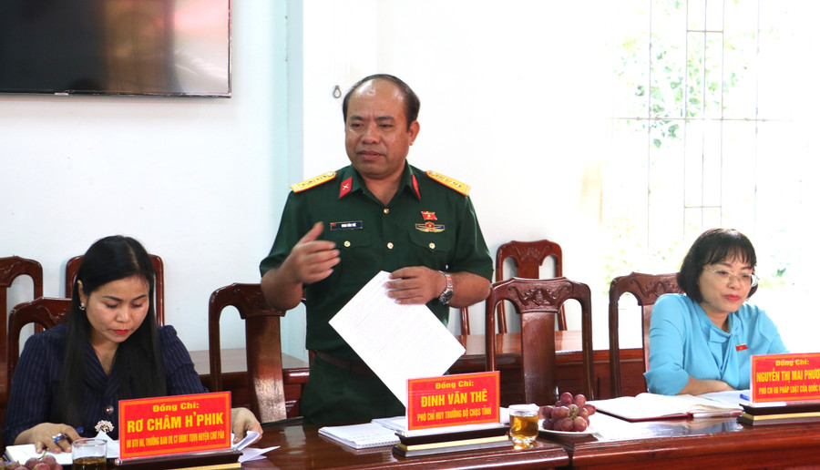 Đại tá Đinh Văn Thê nêu vấn đề. Ảnh: Quang Tấn