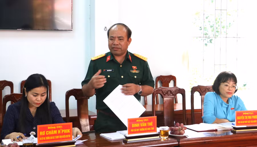 Đại tá Đinh Văn Thê nêu vấn đề. Ảnh: Quang Tấn