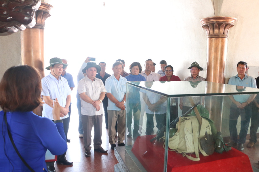 Nơi đây được coi là nghĩa trang không nấm mồ, là ngôi mộ chung của những người lính Thành cổ đã ngã xuống vì quê hương, vì sự hòa bình, thống nhất đất nước. Ảnh: Quang Tấn Nơi đây được coi là nghĩa trang không nấm mồ, là ngôi mộ chung của những người lính Thành cổ đã ngã xuống vì quê hương, vì sự hòa bình, thống nhất đất nước. Ảnh: Quang Tấn