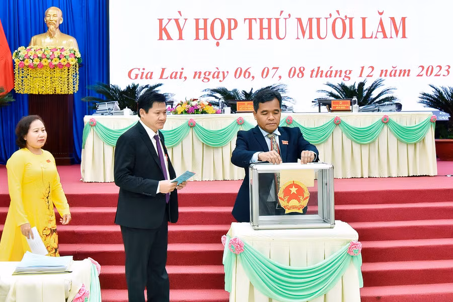 Các đại biểu HĐND tỉnh khóa XII tiến hành bỏ phiếu lấy phiếu tín nhiệm. Ảnh: Đức Thụy Các đại biểu HĐND tỉnh khóa XII tiến hành bỏ phiếu lấy phiếu tín nhiệm. Ảnh: Đức Thụy
