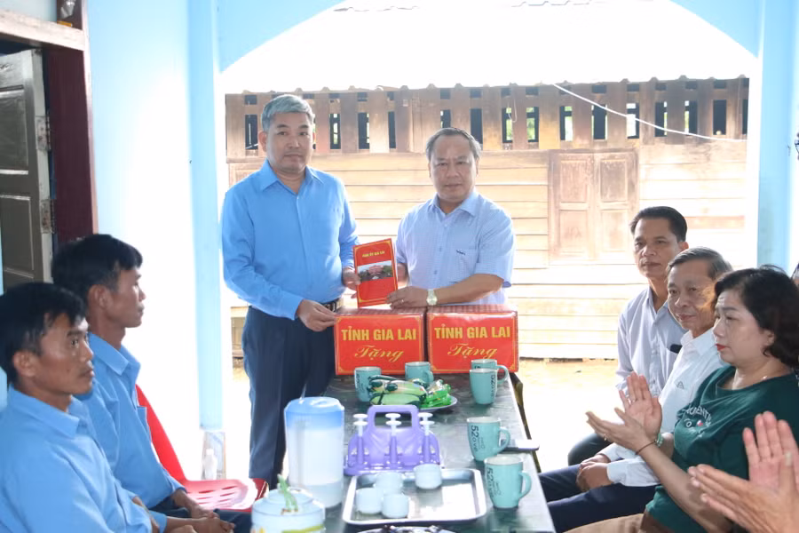 Phó Bí thư Thường trực Tỉnh ủy Châu Ngọc Tuấn thăm, động viên cán bộ, chiến sĩ Đội K53. Ảnh: Q.T