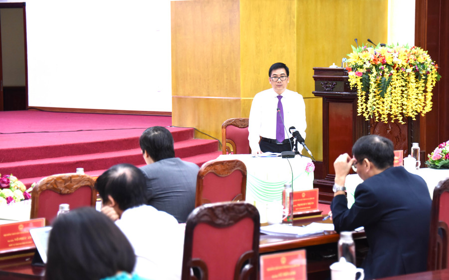 Giám đốc Sở Tài nguyên và Môi trường Phạm Minh Trung trả lời chất vấn tại kỳ họp. Ảnh: Đức Thụy