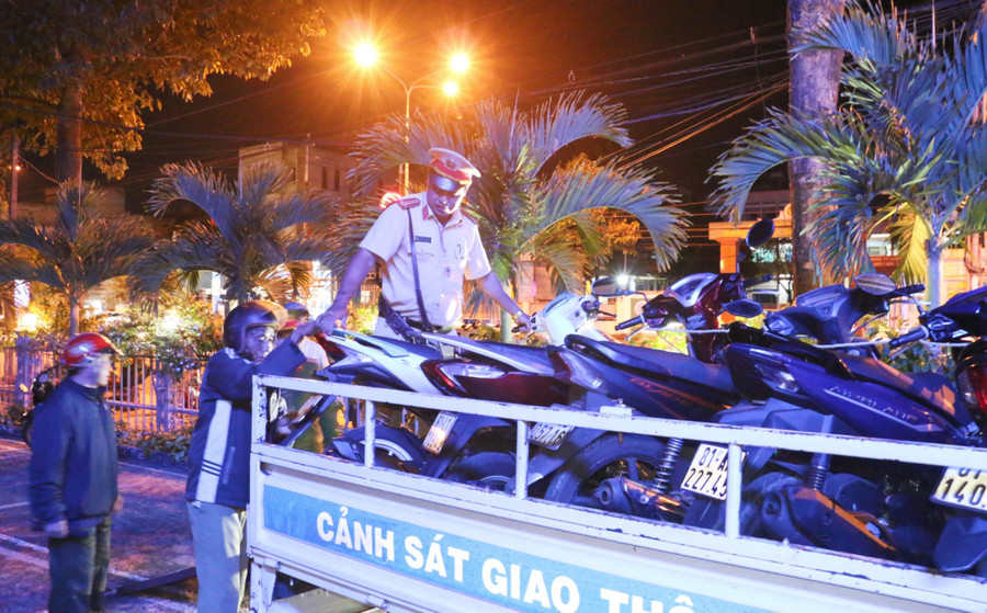 Theo Trung tá Mẫn Đức Sơn (bên phải)-Đội phó Đội Cảnh sát Giao thông-Trật tự nhờ mạnh tay xử lý nên ý thức của người dân đã được nâng lên rõ rệt. Ảnh: Quang Tấn Theo Trung tá Mẫn Đức Sơn (bên phải)-Đội phó Đội Cảnh sát Giao thông-Trật tự nhờ mạnh tay xử lý nên ý thức của người dân đã được nâng lên rõ rệt. Ảnh: Quang Tấn